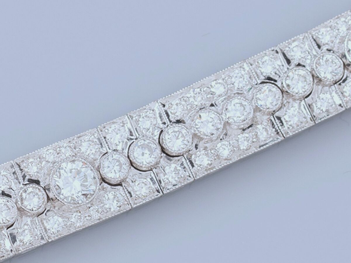 Null 18K白金丝带手镯，镶有六颗主要的圆形钻石（约1.8克拉）和三排较小的圆形钻石（约6克拉）。32.5 g.长：18厘米。宽度：8.3毫米。猫头鹰标志