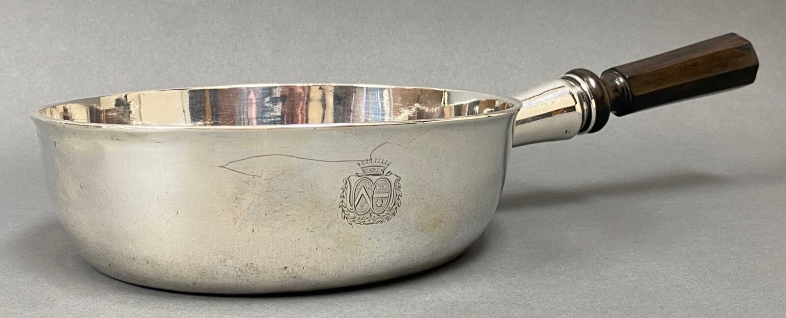 Sartén de plata del siglo XVIII, cuerpo grabado con un e…
