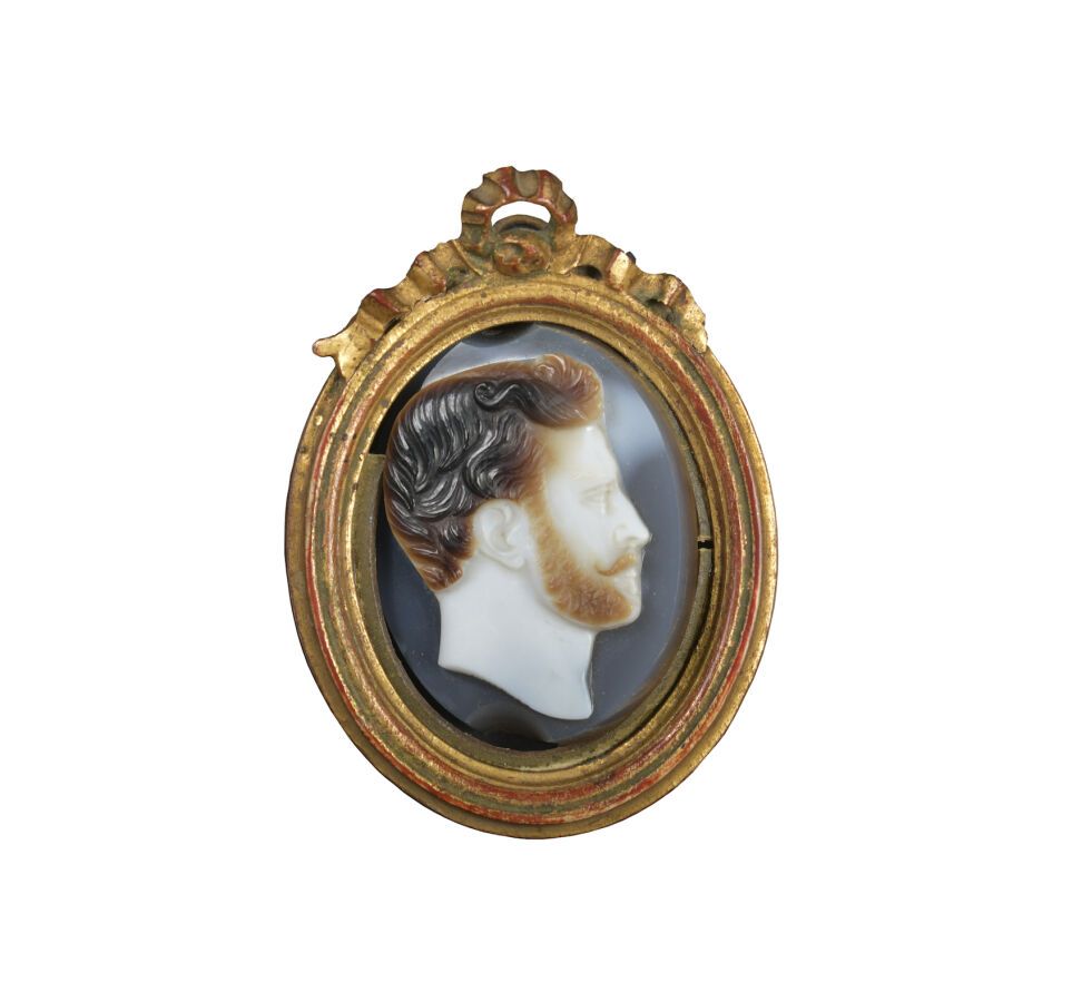 Null Cameo with a male portrait in profile. XIXth c.
Carved in agate with three &hellip;