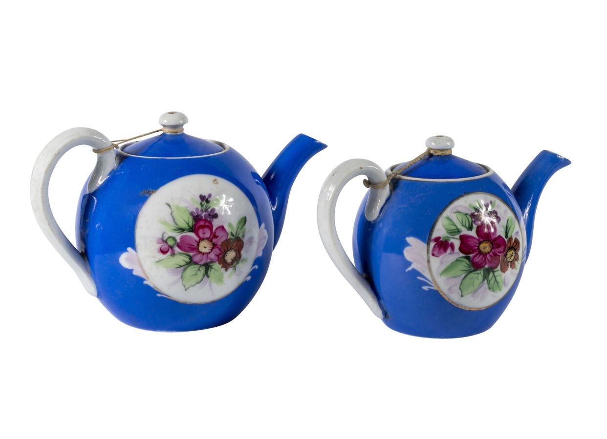 Null 加德纳。两个茶壶。莫斯科，19世纪末。
蓝色的瓷器。
高14和13厘米。
加德纳的红色标记。Два чайника.14 и 13 см.Москва&hellip;