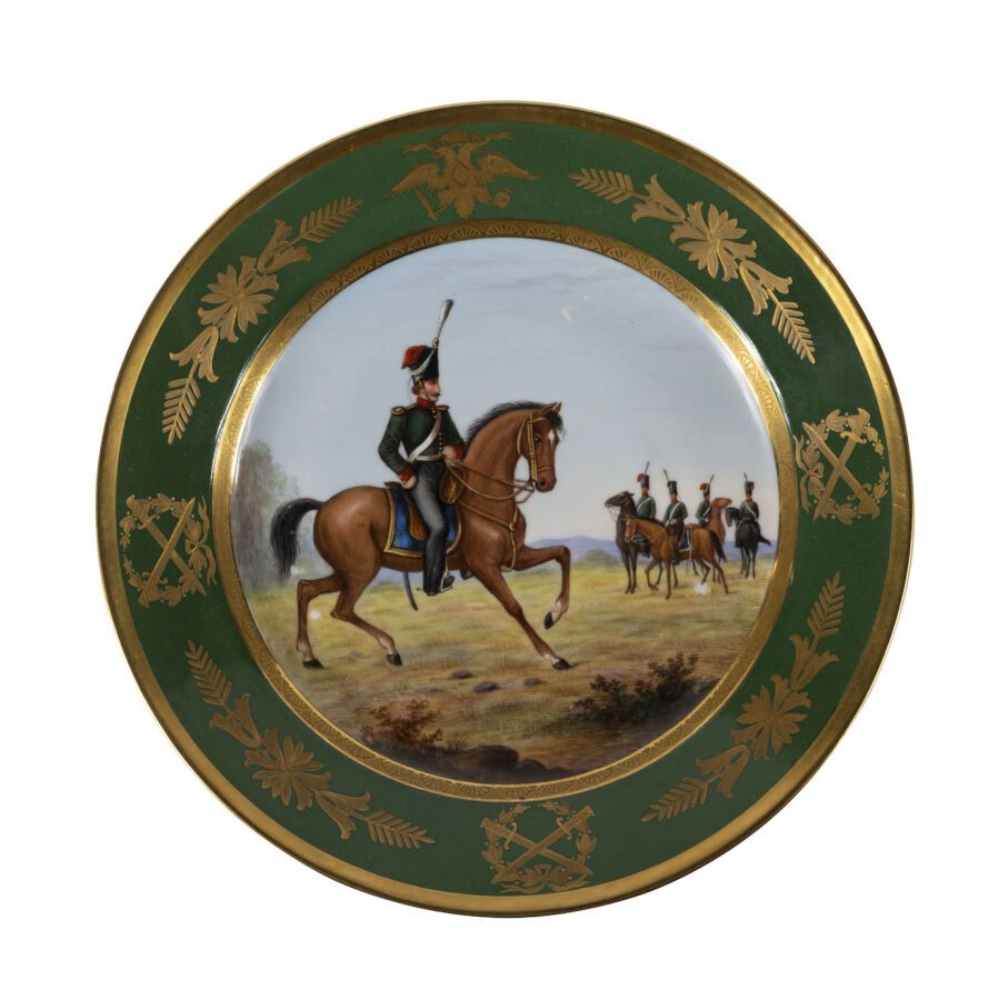 Null 以军事为主题的盘子（骑兵）。圣彼得堡，帝国瓷器厂，约1820年。
彩绘和镀金的瓷器。23.5厘米。
标记A冠，蓝色的。
一个骑士骑在一些人的前面。Во&hellip;