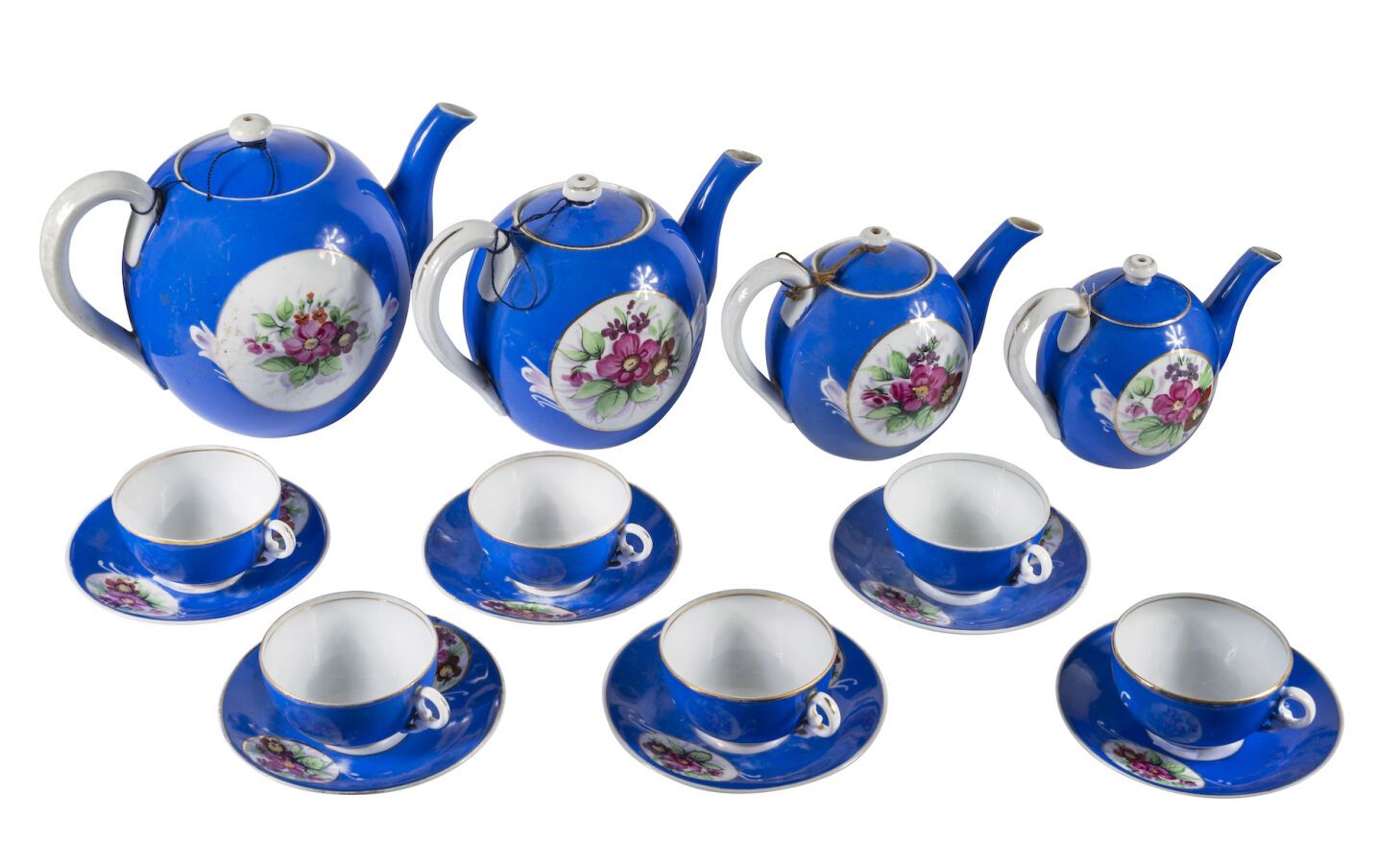 Null 加德纳。四个大小不一的茶壶，伴随着六个杯子，每个杯子都有其茶托。莫斯科，19世纪末。
蓝色瓷器。
高118至12厘米。
加德纳的红色标记。Четыре&hellip;