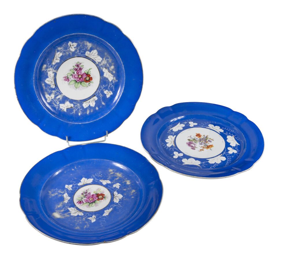 Null Gardner. Tre grandi piatti. Mosca, fine del XIX secolo.
Porcellana blu.
Dia&hellip;
