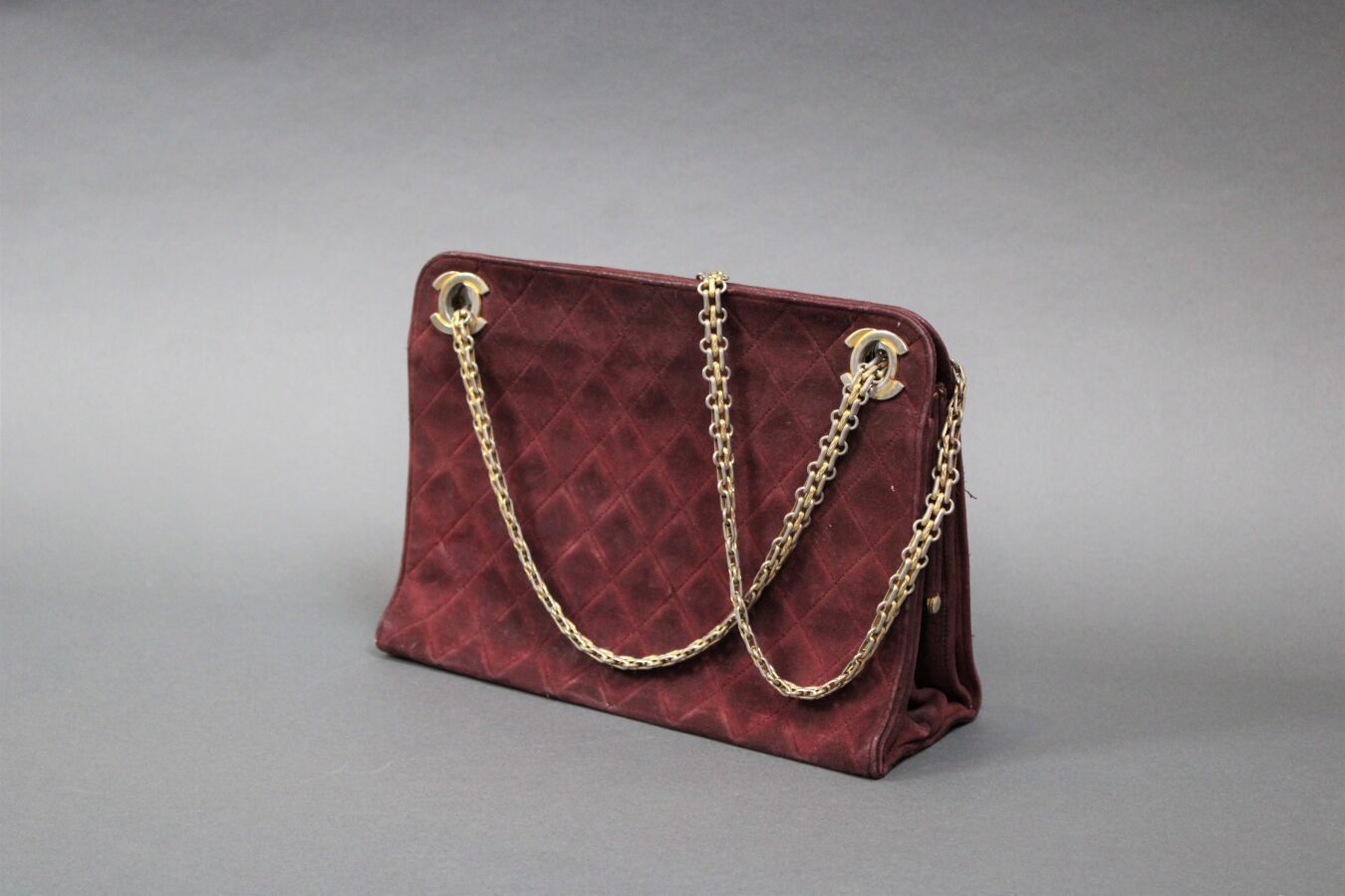 Null 香奈儿 法国制造
酒红色缝线皮革包，链条和镀金金属装饰，26 X 19厘米，约1980年（磨损，镀金脱落，原样）。