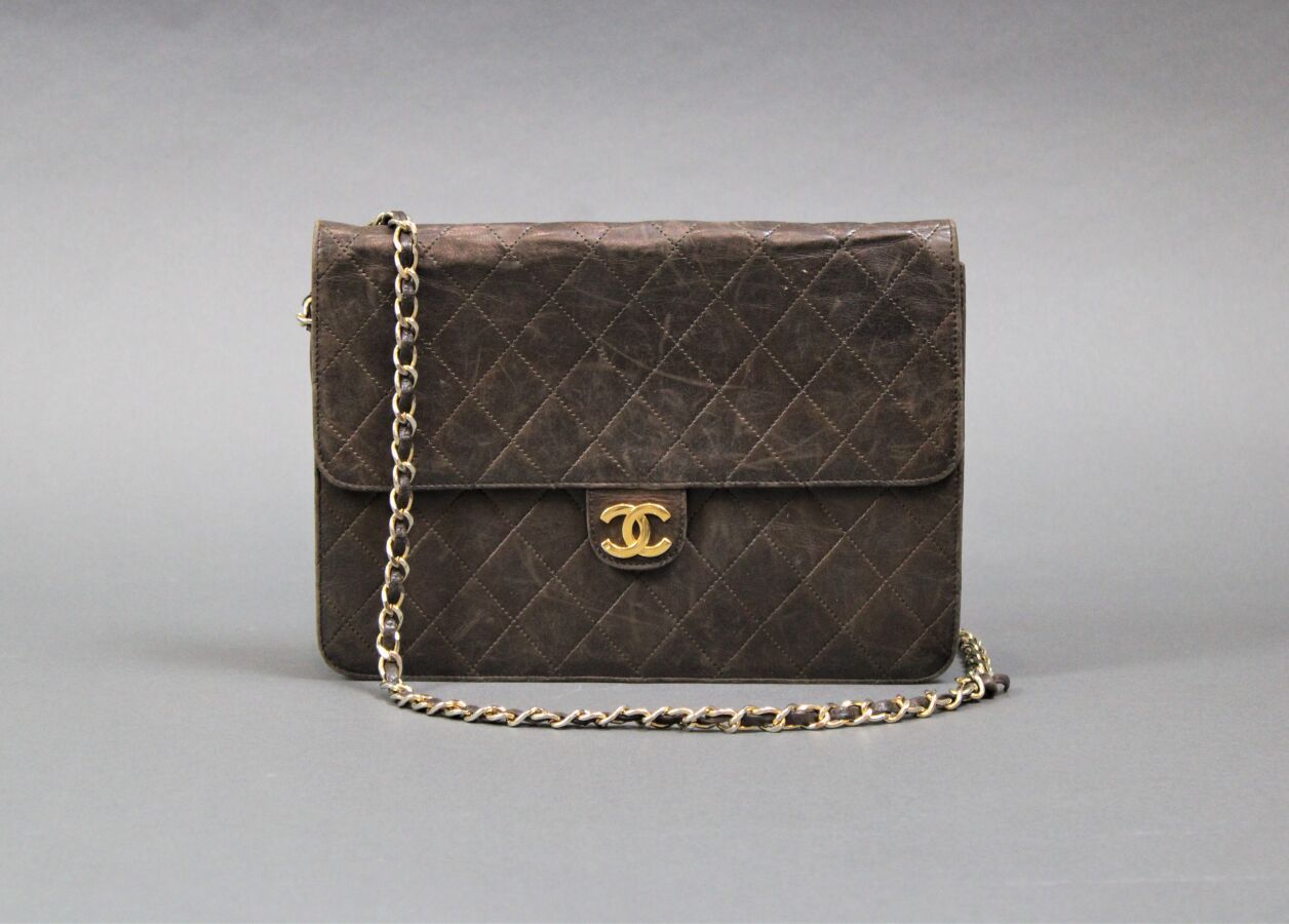 Null CHANEL Paris Made in France 
Brown stitched leather bag, chain and leather &hellip;