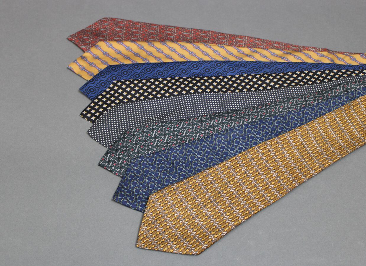 Null HERMES Paris
Seven silk ties and one Cucci tie (stains on some)
