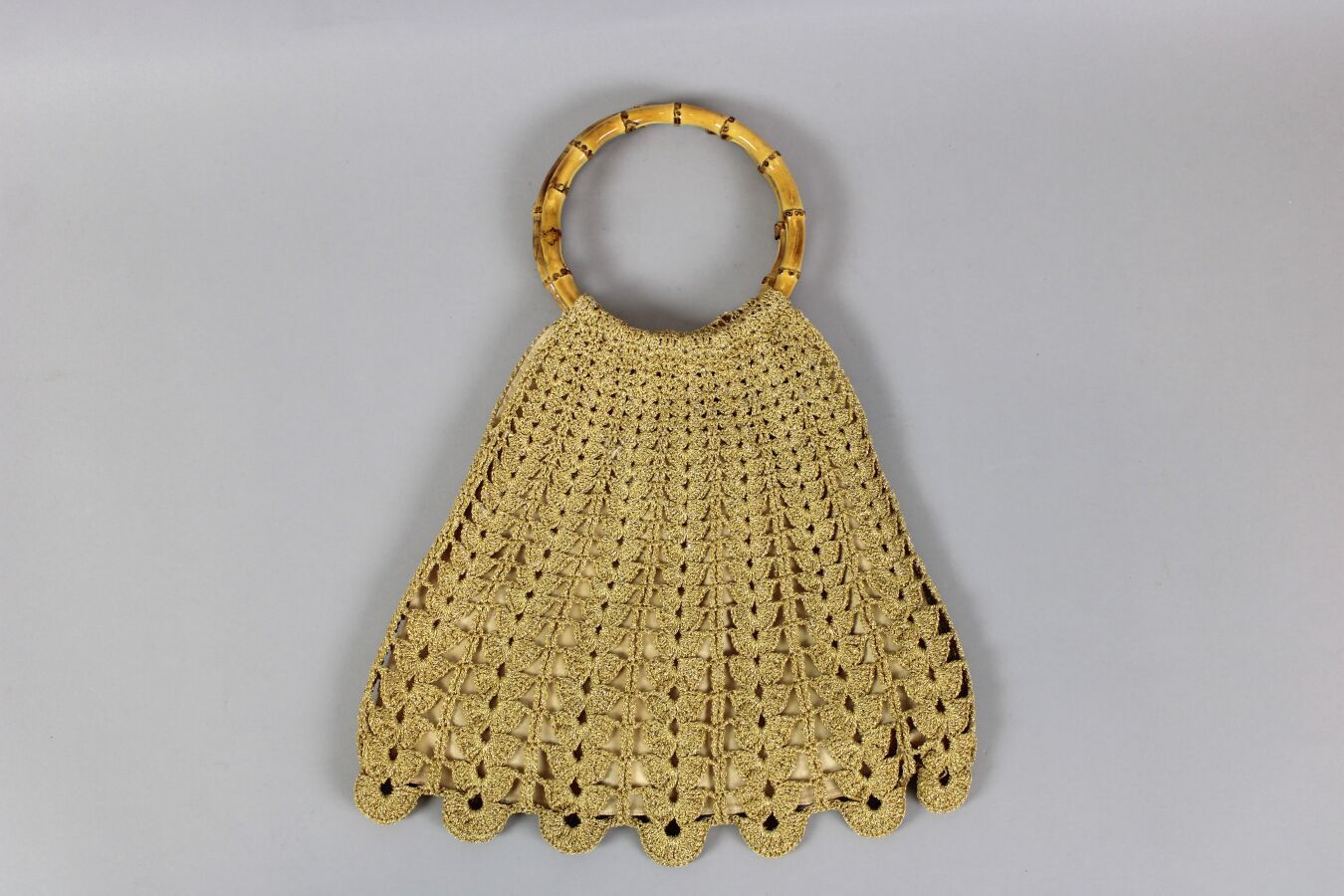 Null CHLOE
Sac en crochet lamé or, anses bambou, 33 x 43cm
