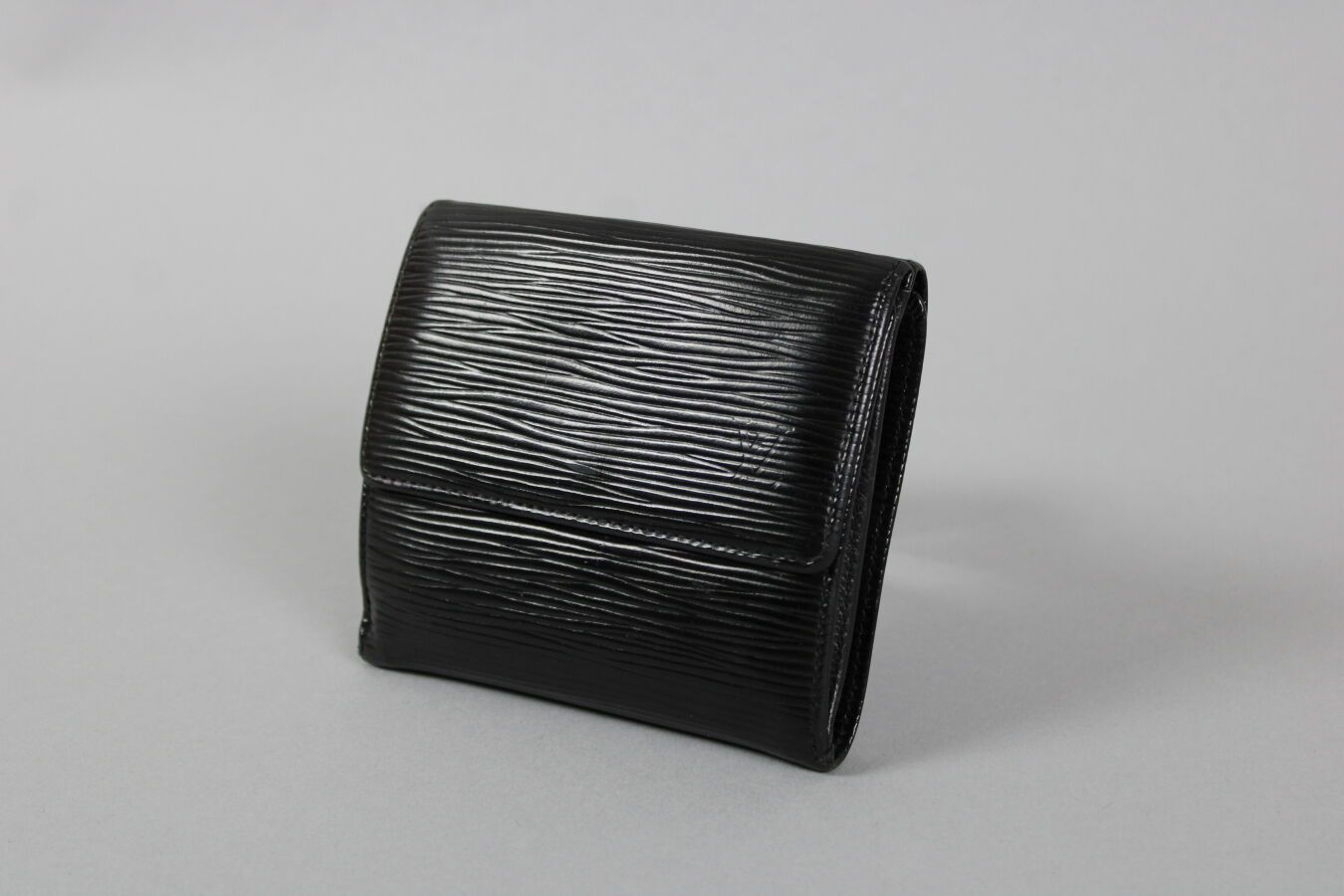 Null Louis VUITTON
Porte -monnaie-cartes crédit en cuir épi noir, 11 x 10cm (que&hellip;