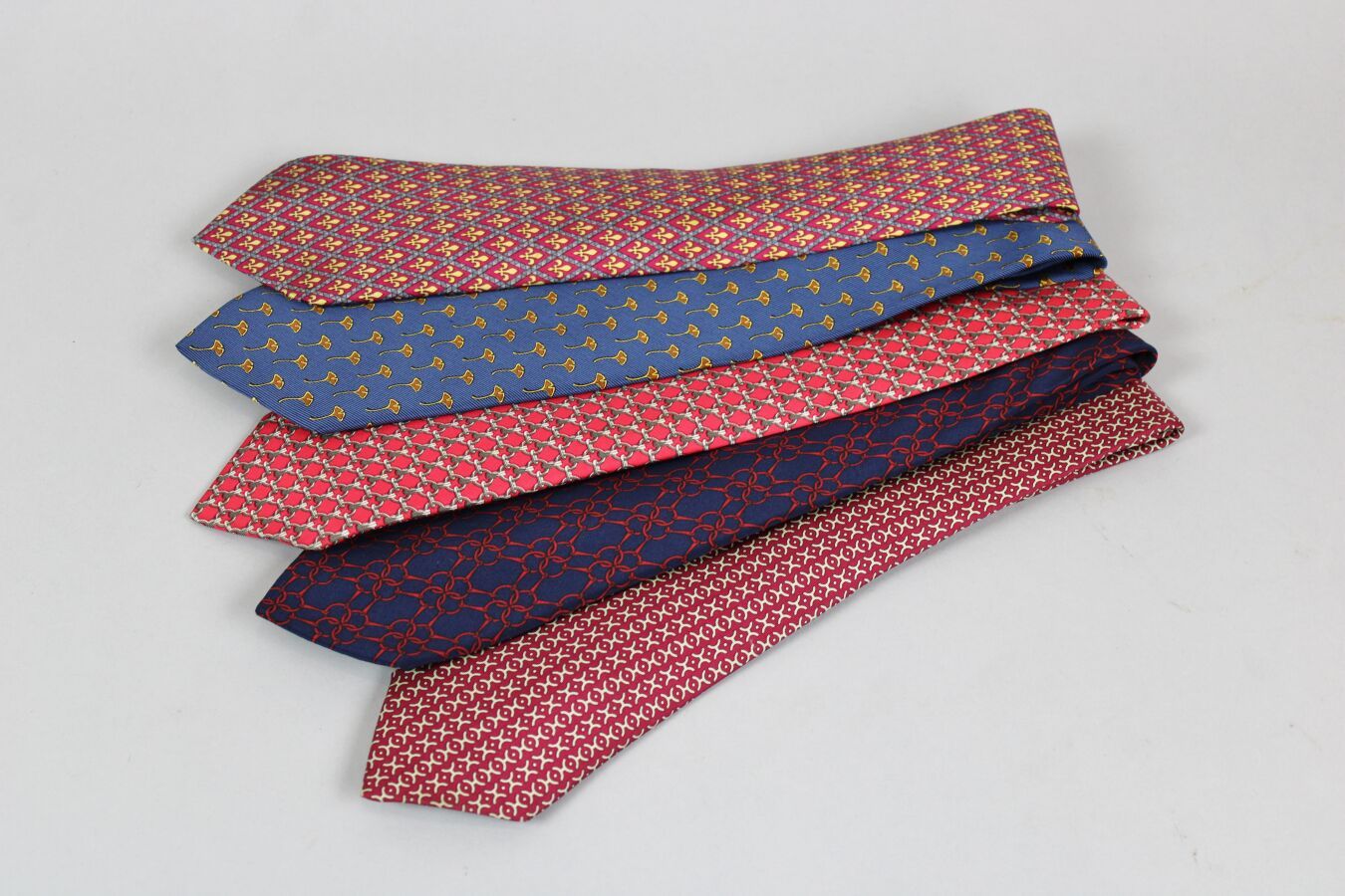 Null HERMES et Yves Saint Laurent
Lot de cinq cravates en soie dont quatre Hermè&hellip;