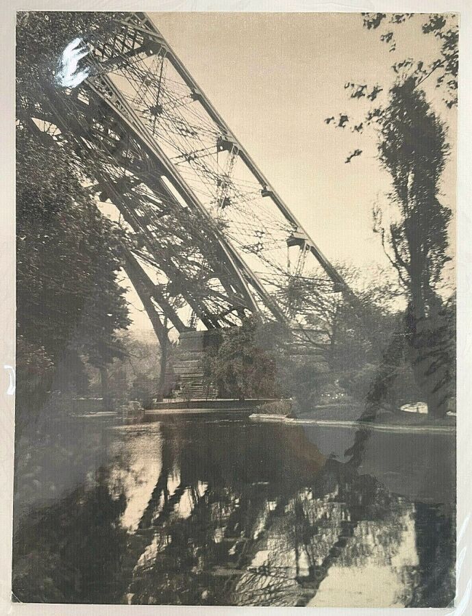 Null (PHOTOGRAPHIE-XXe) GUILLOT, L.A. - [ Pied la Dame de fer ] Paris, 1945. Pho&hellip;