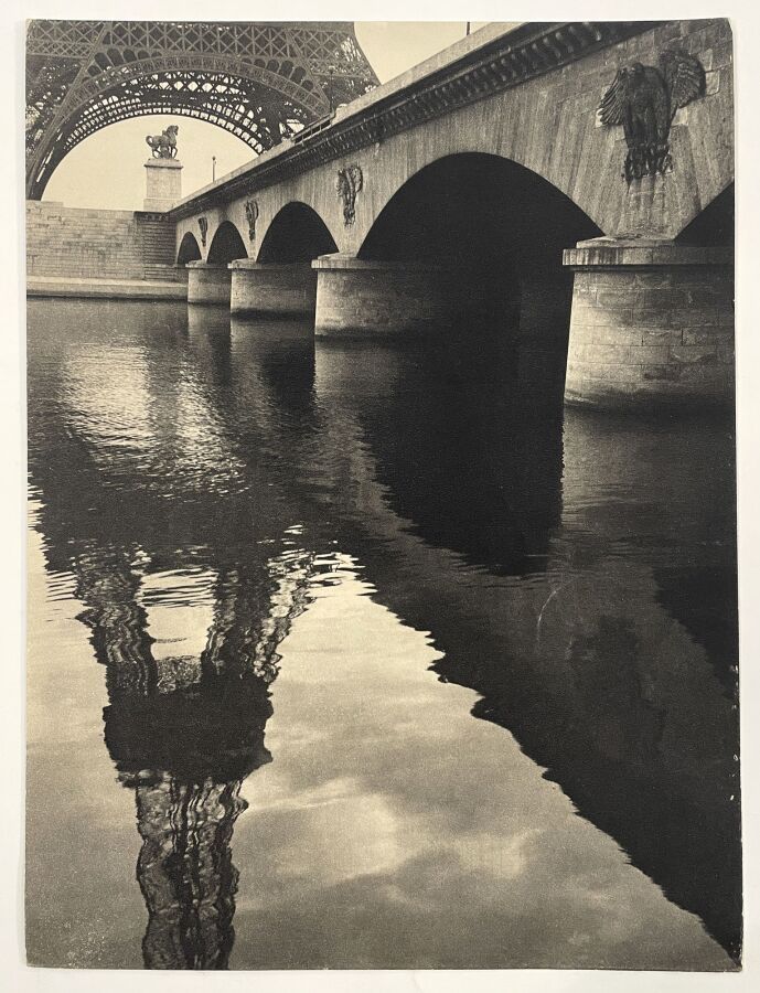 Null (PHOTOGRAPHIE-XXe) GUILLOT, L.A. - [ Reflet de la Dame de fer ] Paris, 1945&hellip;