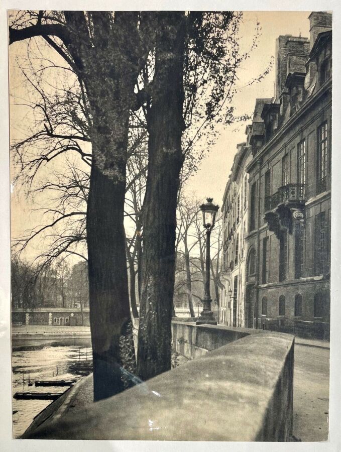 Null (PHOTOGRAPHIE-XXe) GUILLOT, L.A. - [ Vue du Quai d'Anjou ] Paris, 1945. Pho&hellip;