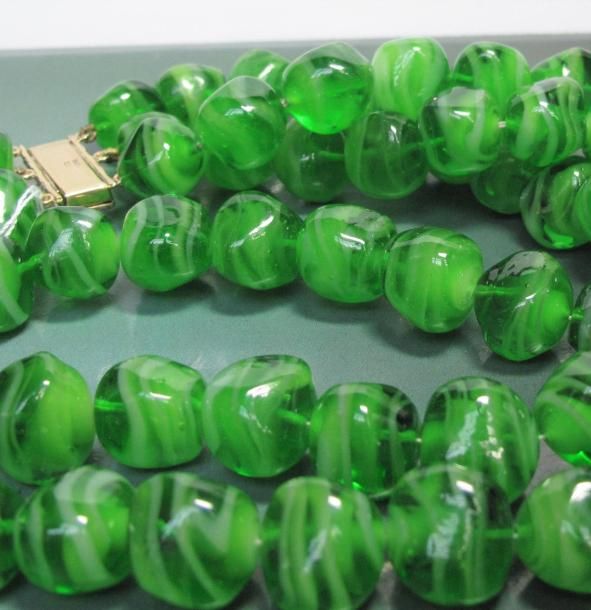   Collier trois rangs de perles de verre vert, fermoir en vermeil 800
