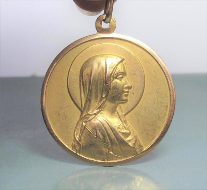   Grande médaille religieuse en or jaune 750°/00. 11.70 g. Diamètre 3.3 cm. Poin&hellip;