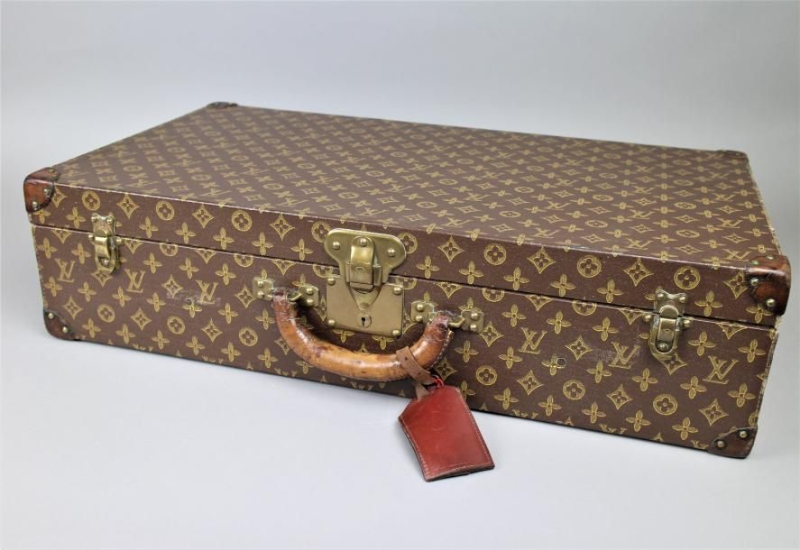 Null Louis Vuitton

Valise Champs-Elysées, numéroté 383 en toile monogram au poc&hellip;