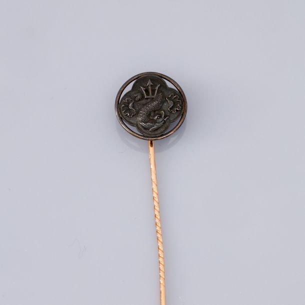   Epingle de cravate en or 750°/00 , ornée d'un motif en bronze. 2.30 g. Poinçon&hellip;