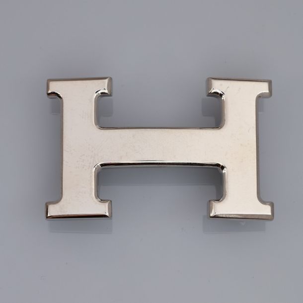 HERMES HERMES, boucle de ceinture Constance argentée lisse. Signée et numérotée.&hellip;