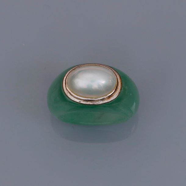Null Anneau en jade céladon, serti d'une demi perle de culture mabé ovale, cercl&hellip;