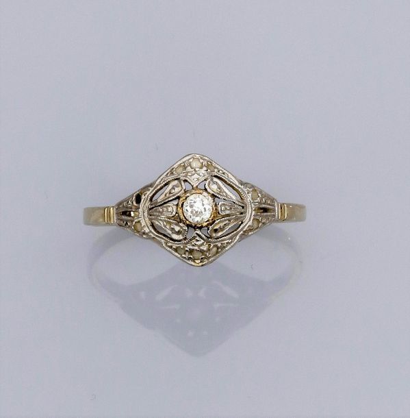   Petite bague en or 750°/00 (18K) et platine, sertie de diamants taille ancienn&hellip;