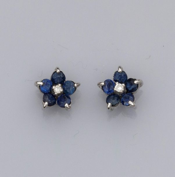   Paire de boucles d'oreilles fleurs en argent 800, serties chacune d'un diamant&hellip;