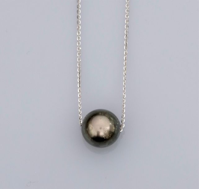   Collier en or gris 750°/00 (18K), maille forçat, serti d'une perle de culture &hellip;
