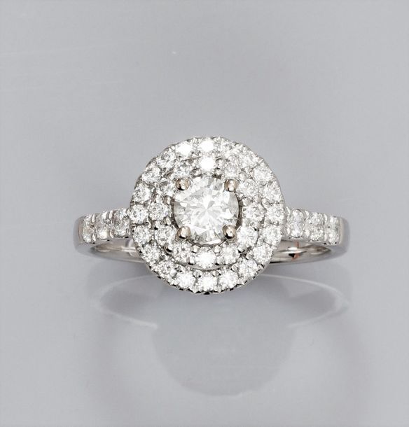   Bague en or gris 750°/00, sertie d'un diamant taille brillant de 0.35 carat en&hellip;