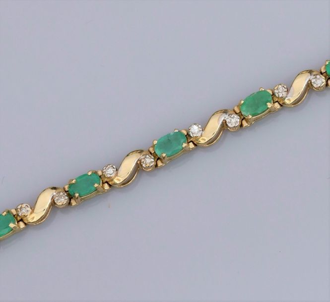   Bracelet en or 375°/00, serti d'émeraudes ovales alternées de petits diamants &hellip;