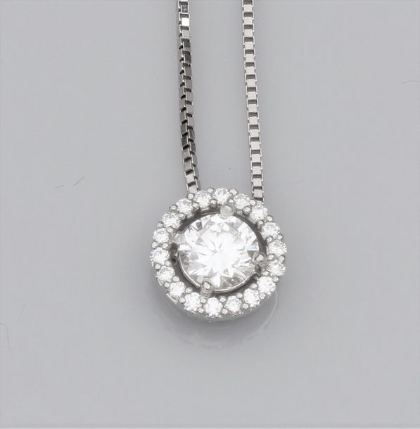   Collier en or gris 750°/00 (18K) maille carrée, orné d'un diamant taille brill&hellip;