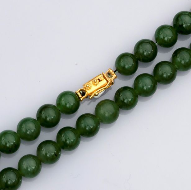   Sautoir formé de boules de jade néphrite diamètre 10 mm. Fermoir rectangulaire&hellip;