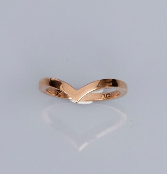 CHAUMET CHAUMET, bague V en or rose 750°/00 (18K). Signée et numérotée. 3.30 g. &hellip;