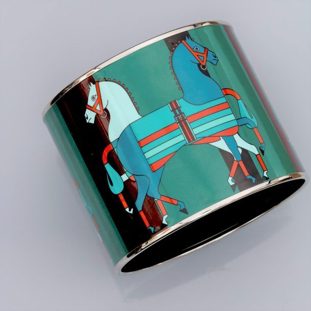 HERMES HERMES, bracelet rigide méga large argenté émaillé à décor de chevaux ton&hellip;