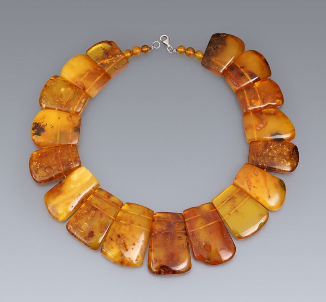 AMBRE Collier collerette en ambre de la Baltique translucide, formé de pièces ir&hellip;