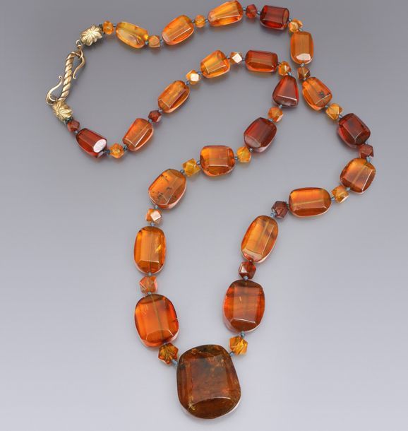 AMBRE Sautoir en ambre dominicain alternance de perles coussins facettées et per&hellip;