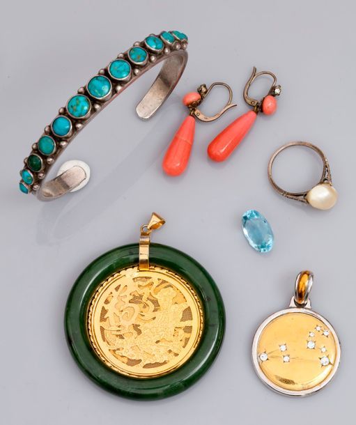   Lot de bijoux fantaisie, composé d'un bracelet rigide, deux pendentifs, une pa&hellip;
