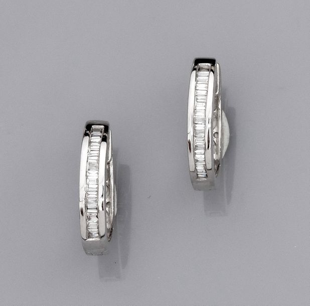   Paire de petites créoles ovales en or gris 750°/00 (18K), serties de diamants &hellip;
