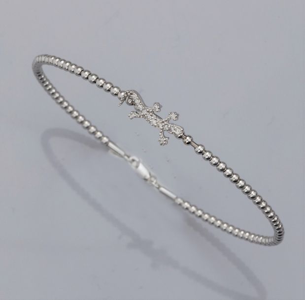   Bracelet rigide ovale en perles d'or gris 750°/00 (18K), orné d'une salamandre&hellip;