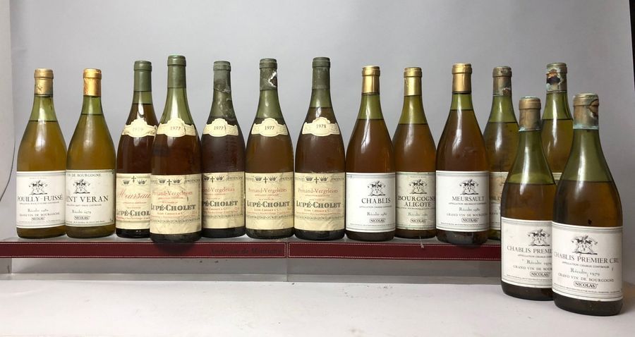 Null 13 bouteilles de BOURGOGNES DIVERS 4 bouteilles Chablis 1er cru Nicolas 197&hellip;