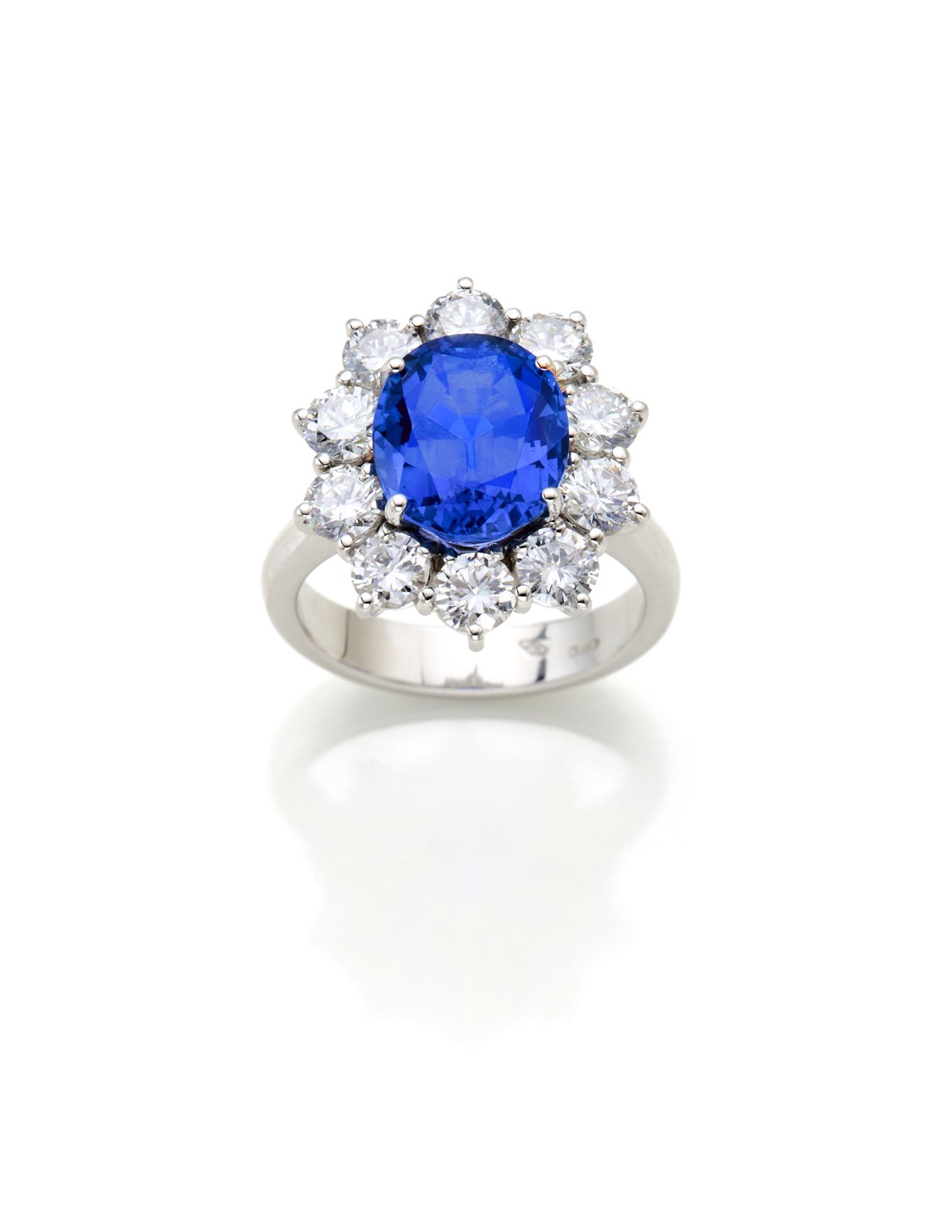 Null 椭圆形ct.约5.80克拉的蓝宝石和圆形钻石白金戒指，钻石全部为克拉，约2.30克拉，约9.01克，尺寸14/54。标记为3001 AL。

所附宝石&hellip;