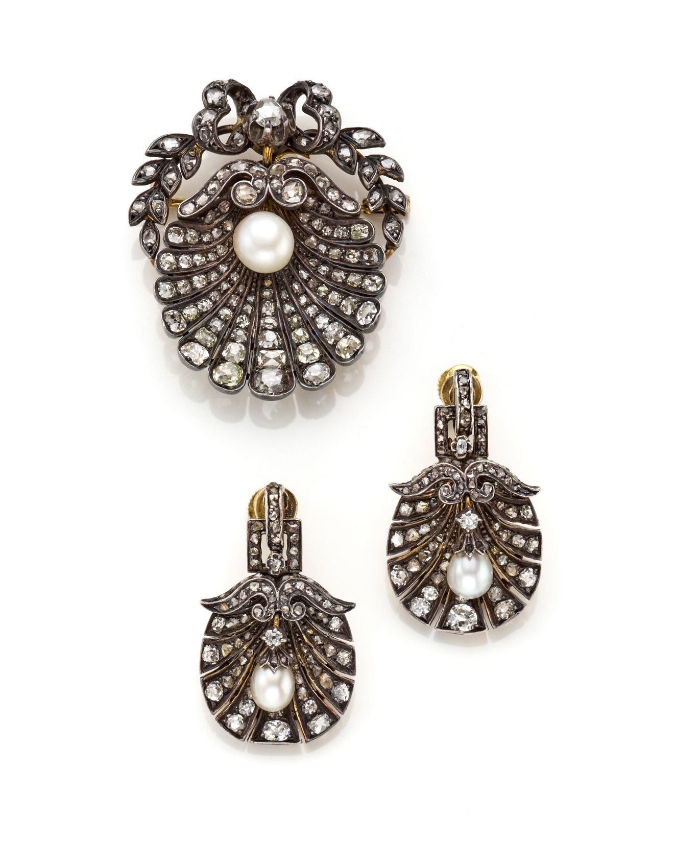 Null 珍珠、老矿和玫瑰切割钻石银色和金色贝壳形珠宝套装，包括一枚约4.3厘米的胸针和约3.3厘米的吊坠耳环，总重33.97约。

IT
Demi-parur&hellip;