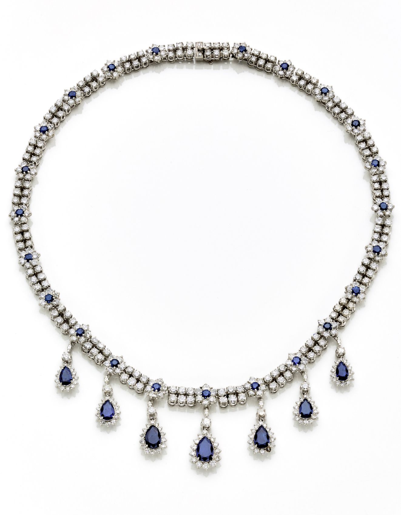 Null 白金钻石项链，镶有圆形和梨形蓝宝石，钻石均为25.00克拉，梨形蓝宝石均为7.65克拉，克重64.25克拉，长度43.20厘米。(损失)

IT
Co&hellip;
