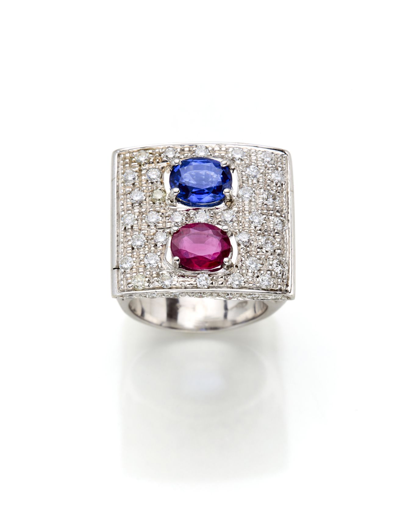 Null White gold diamond ring with oval ruby and sapphire in all ct. 2.25 circa, &hellip;