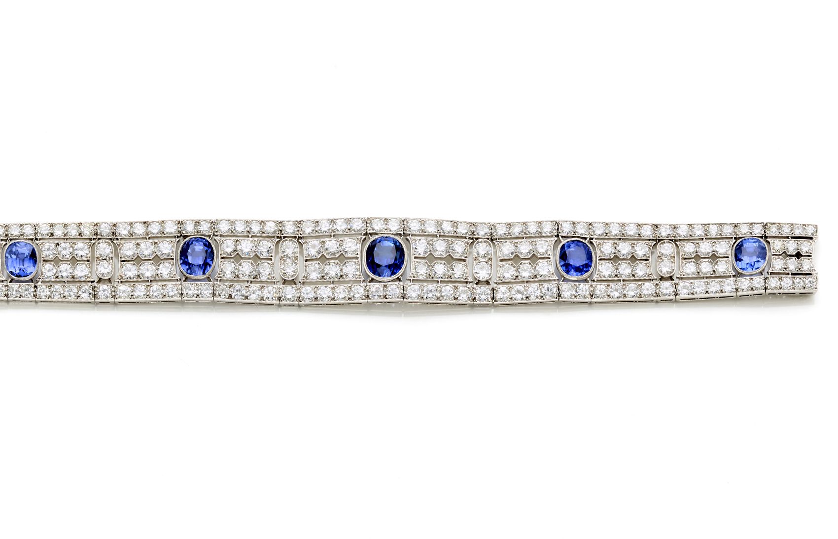 Null Durchbrochenes Platin-Diamant-Armband mit fünf leicht abgestuften Saphiren &hellip;