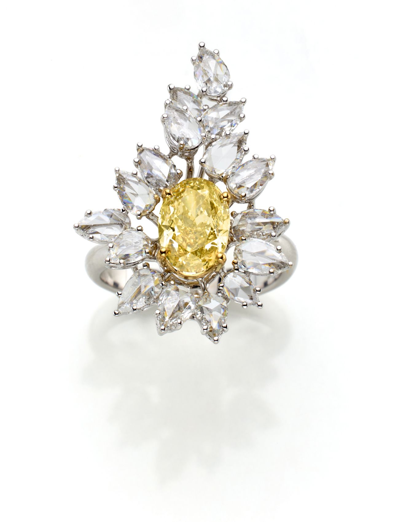 Null Anillo en racimo de oro blanco con diamante amarillo intenso ovalado de 2,0&hellip;