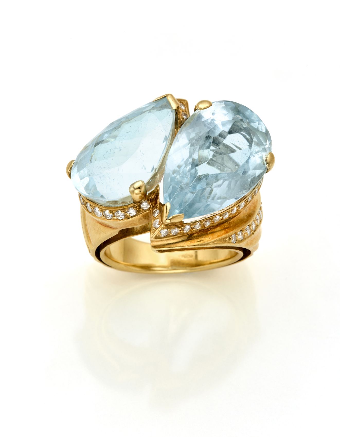 Null 镶嵌钻石和两颗梨形海蓝宝石的黄金对开戒指，全部为克拉，约24.00克，约27.30克。

IT
Anello a contrarié in oro g&hellip;