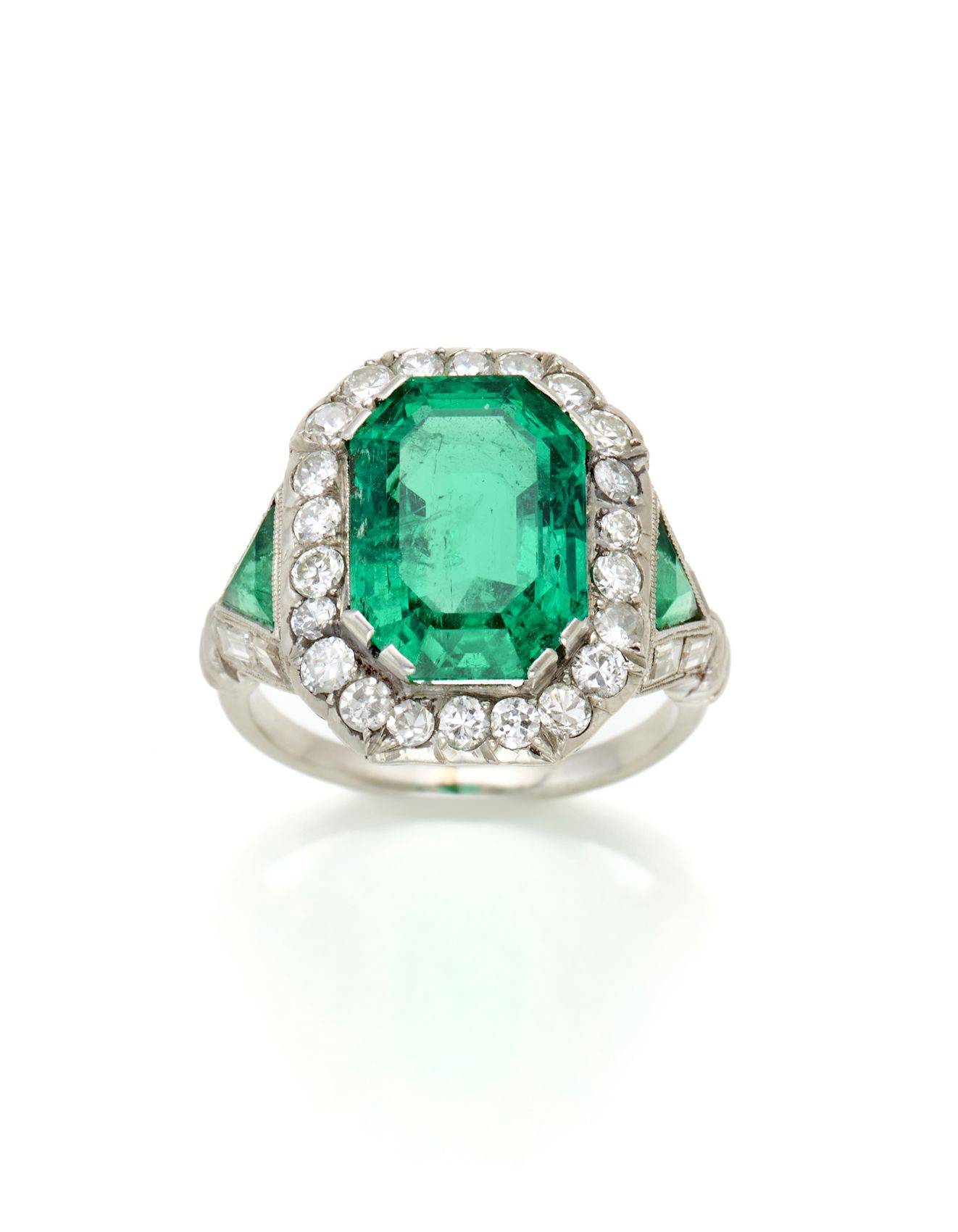 Null 
八角形的左右的祖母绿和钻石铂金戒指，g 6.34左右的尺寸12/52。





所附宝石学报告SSEF n. 120635 31/01/2022,&hellip;