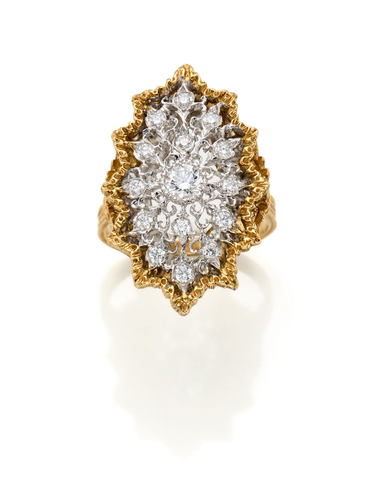 Null MARIO BUCCELLATI
双色金镂空钻石戒指，g 6.96约14/54尺寸。签名并标有M. Buccellati, 15 MI.

IT
MA&hellip;