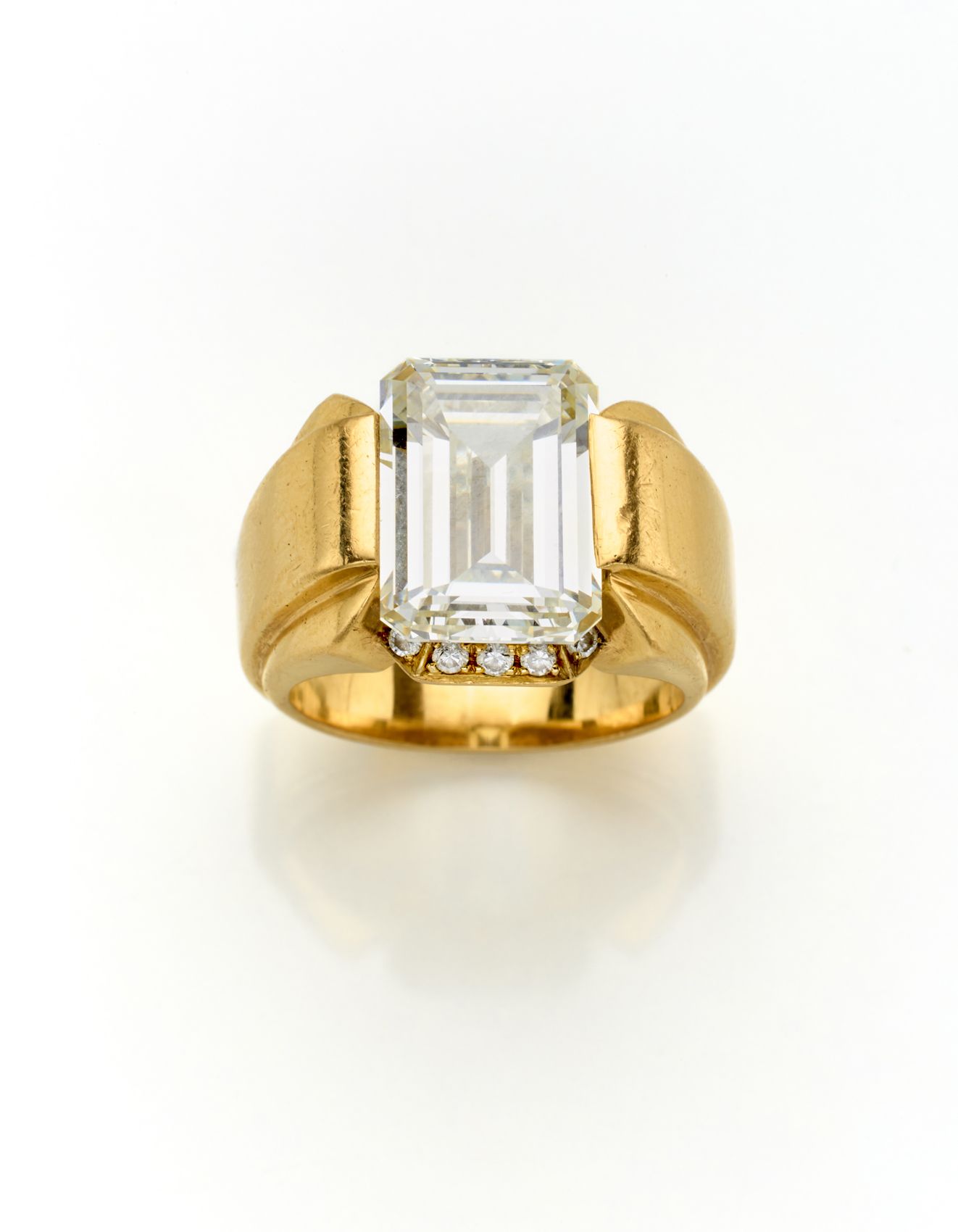 Null Bague en or jaune avec diamant octogonal de ct. 8,45 rehaussé de plus petit&hellip;