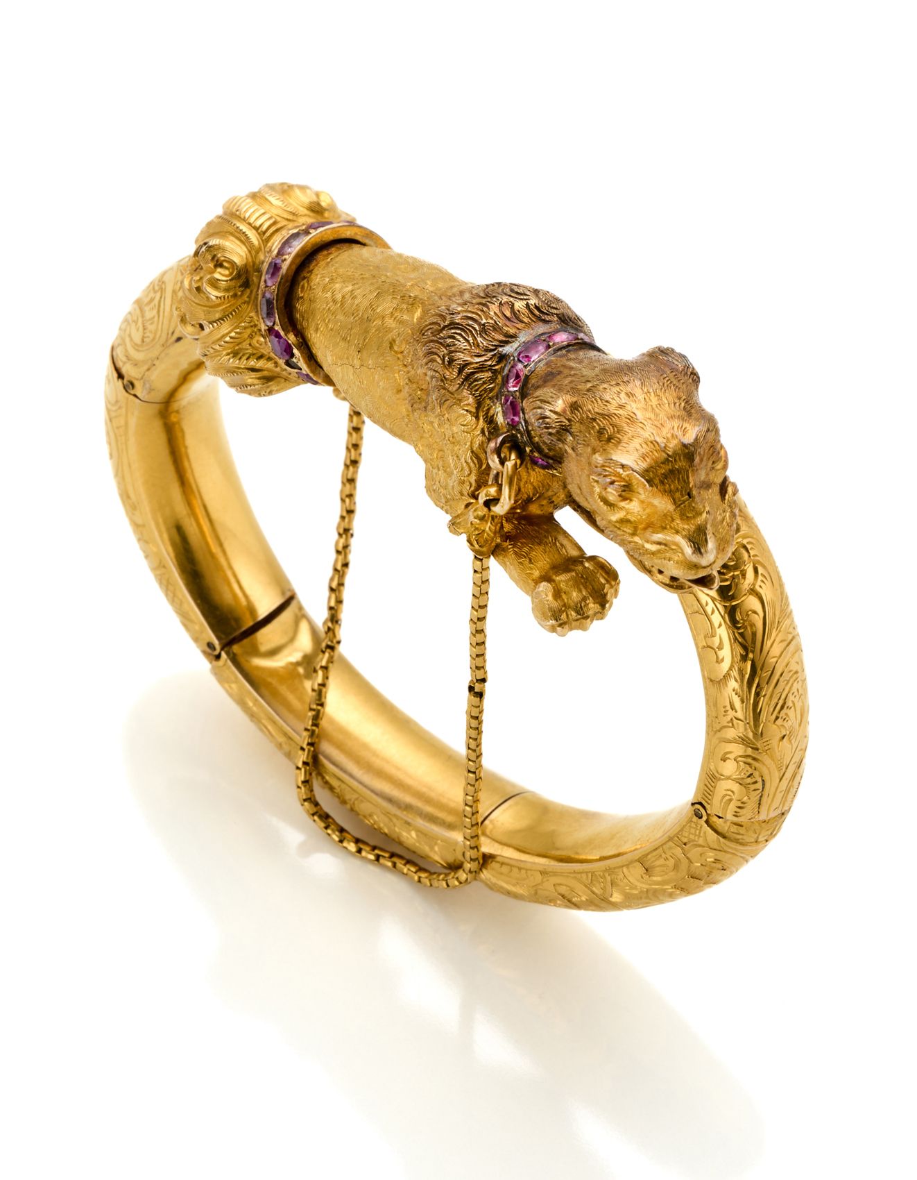 Null 浮雕和凿刻的黄金铰接式contrariè手镯，一端是以红宝石点缀的猫科动物形象，另一端是叶状装饰，安全链，重38.44约，直径5.50约。有皮埃蒙特的&hellip;