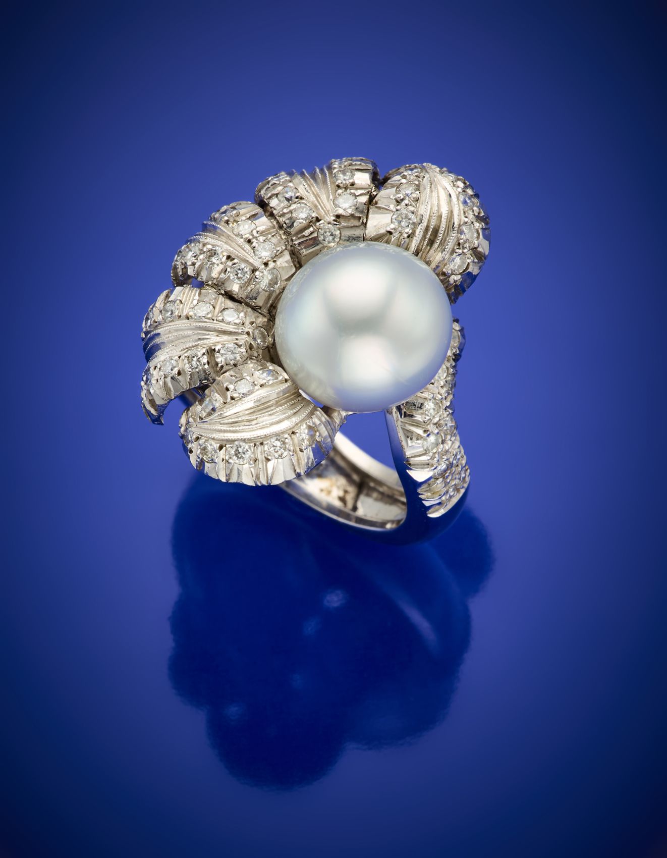 Null Anello floreale in oro bianco con diamanti e perla bianca, mm 11,60 circa p&hellip;