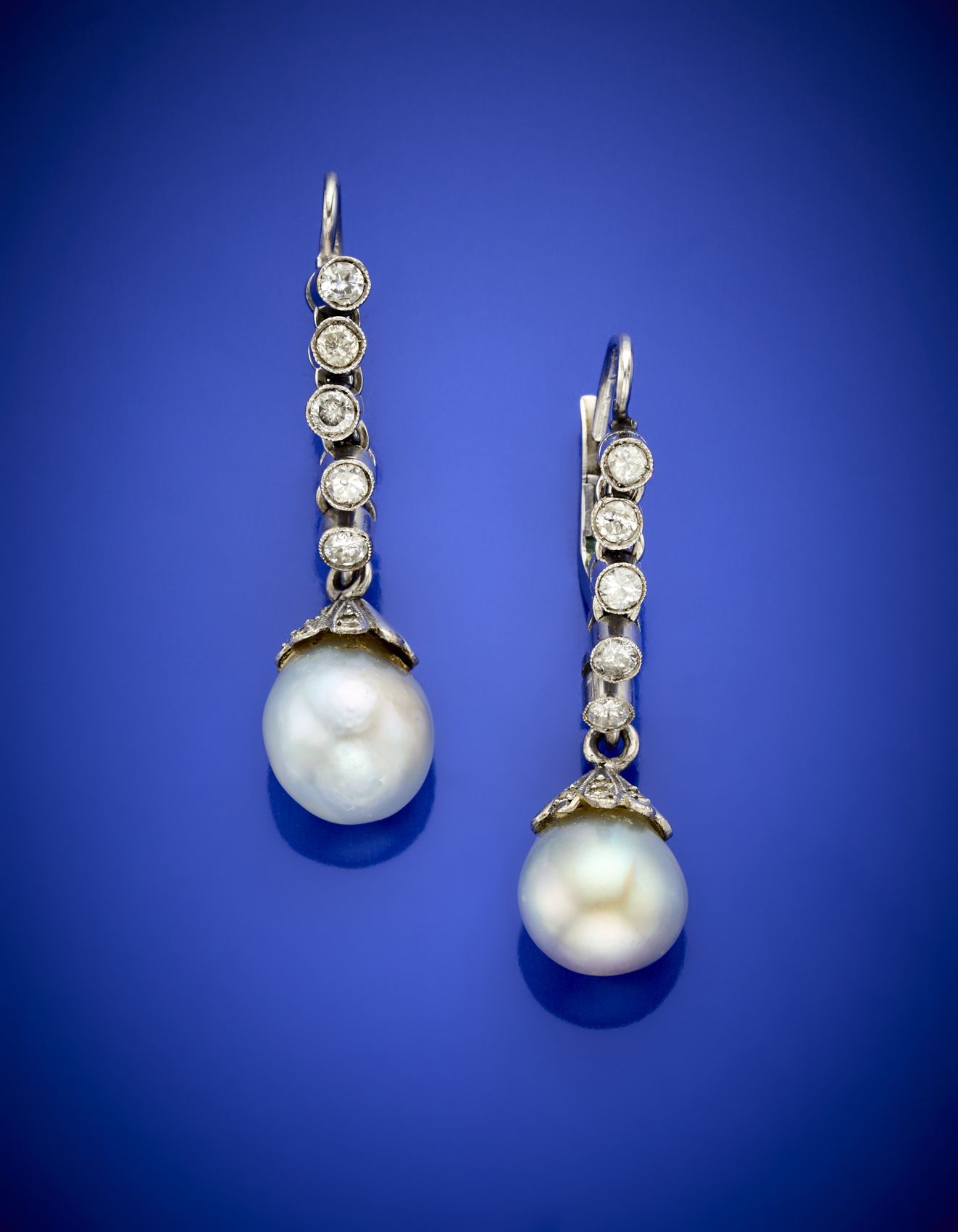 Null Boucles d'oreilles pendantes en or blanc diamantées contenant deux perles g&hellip;